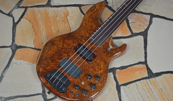Bass 製作事例 – ギター工房 ヴァリアスルシアリー